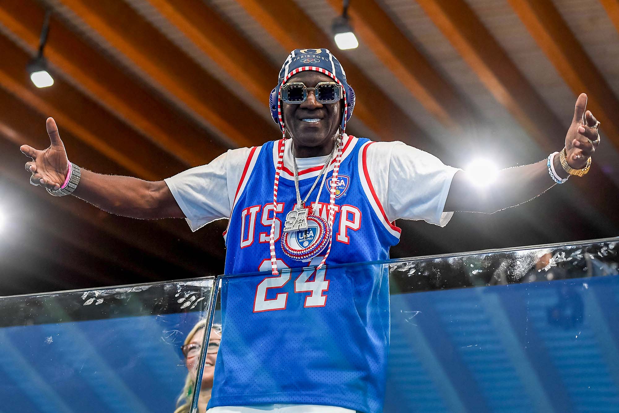 Flavor Flav helps Olympian to make her rent Pubity(02)