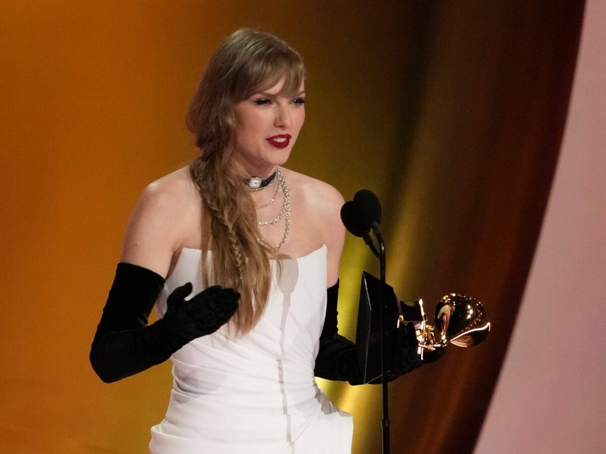 Police enlisted to serve Taylor Swift legal docs