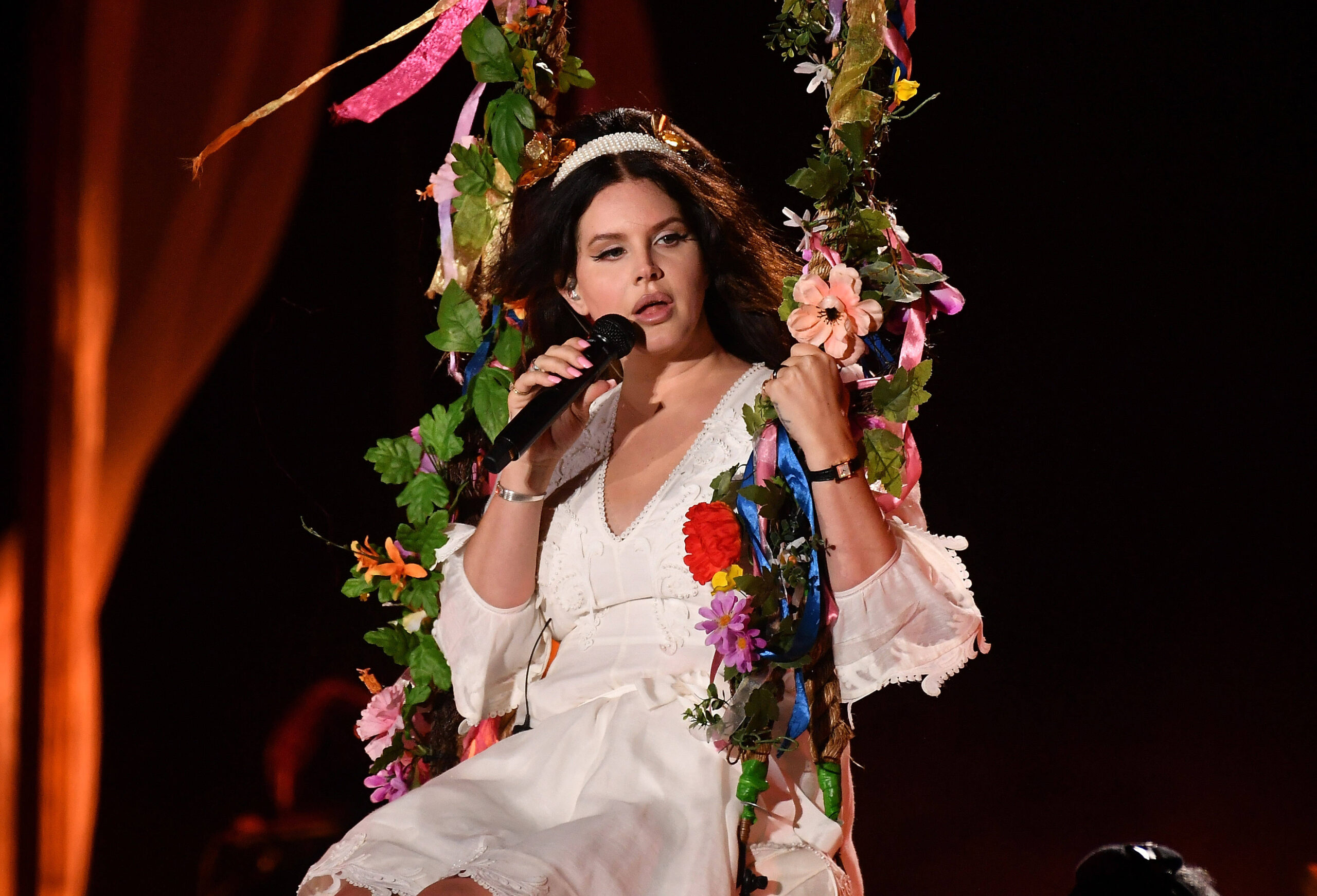 Lana Del Rey Intervenes in Roadside Domestic Abuse Situation