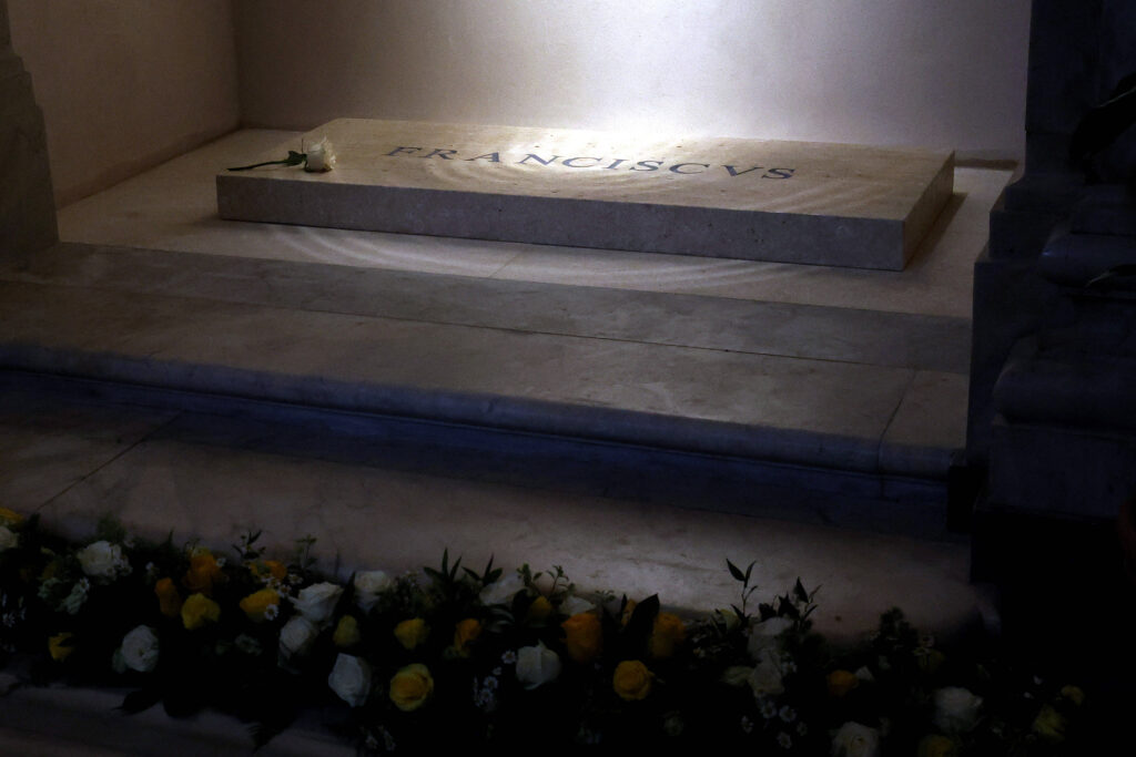 Homage of the faithful at the Tomb of Pope Francis in Santa Maria Maggiore Rome Pubity What have designers said about the Pope's tomb?
