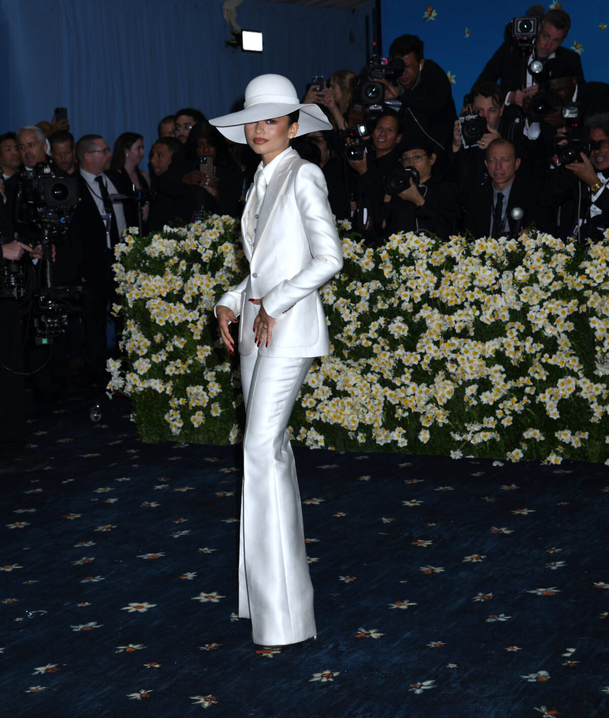 What Is The Zendaya Hat Theory All About The Meme Pubity What Is The Zendaya Hat Theory All About The Meme Pubity